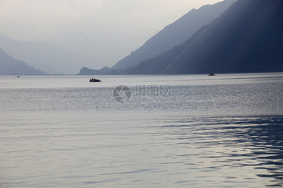 苏威湖支撑蓝色假期橙子旅行太阳环境天空山脉反射图片