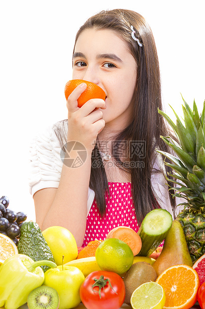 女孩吃一锅橙子图片