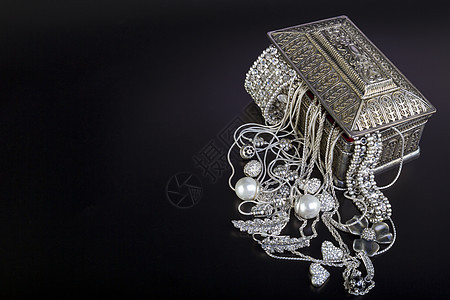 黑色的银首饰钻石珠宝团体蓝宝石魅力女性石头项链金属戒指图片