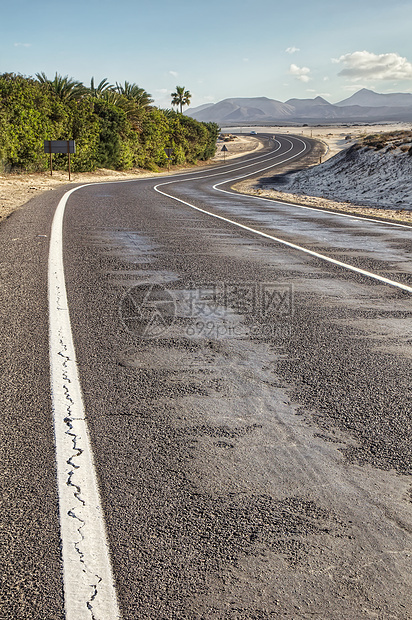 沙漠中的曲流道路图片