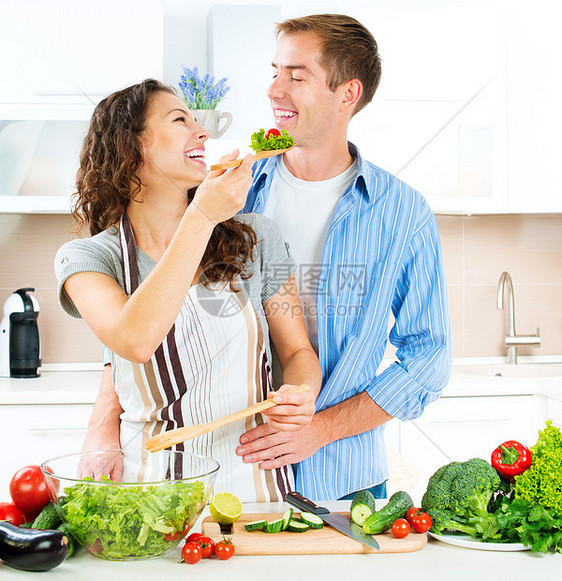 快乐的一对夫妇一起烹饪 饮食 健康的食物女士女孩男人丈夫沙拉家庭乐趣厨房闲暇幸福图片