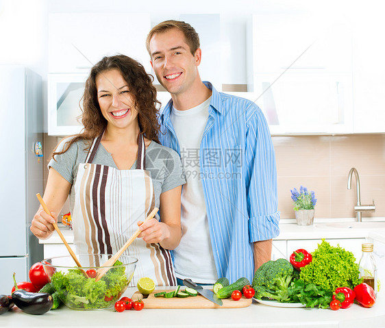 快乐的一对夫妇一起烹饪 饮食 健康的食物男人房子草药幸福妻子家庭闲暇沙拉男性厨房图片