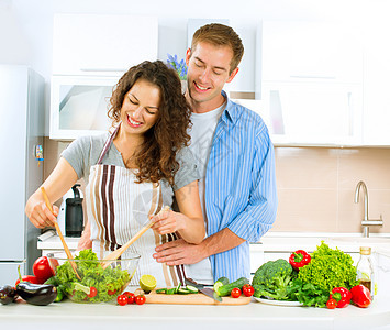 快乐的一对夫妇一起烹饪 饮食 健康的食物男性乐趣蔬菜女士闲暇厨房男人女孩沙拉家庭图片