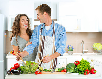 快乐的一对夫妇一起烹饪 饮食 健康的食物厨房女士草药蔬菜闲暇妻子乐趣幸福女孩沙拉图片
