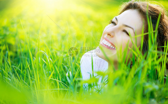 美丽的春春女青年外出门享受大自然晴天草地女性场地女孩环境季节自由过敏闲暇图片