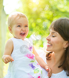 美丽的母亲和宝宝外门 大自然女士女性乐趣童年拥抱微笑快乐母性喜悦妈妈图片