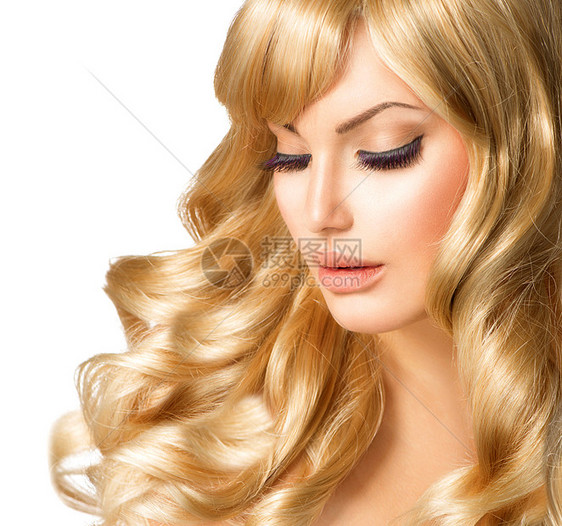 金发金发美女 长卷卷头发的漂亮女孩肤色皮肤海浪假发沙龙边缘眼睛理发卷曲发型设计图片