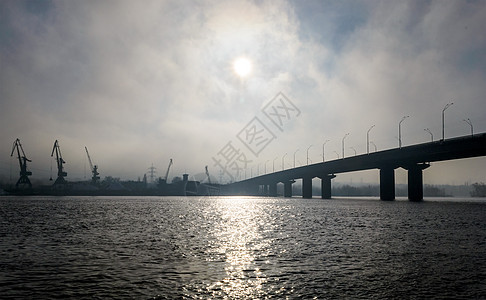 雾中大桥多云太阳黑暗薄雾图片