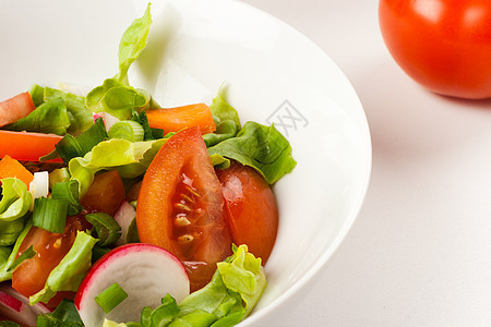 蔬菜沙拉盘子红色绿色美食健康饮食食物营养白色图片