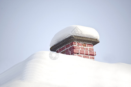 屋顶有雪天气房子建筑蓝色天空季节白色建筑学烟囱图片