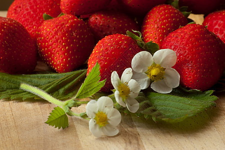 带白花的新鲜草莓图片