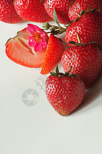将新鲜草莓和红花组合在一起图片