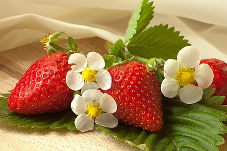 带鲜花和丝绸的新鲜草莓图片