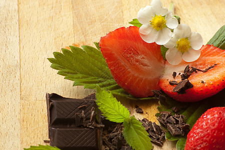 新鲜草莓与深巧克力结合使用图片