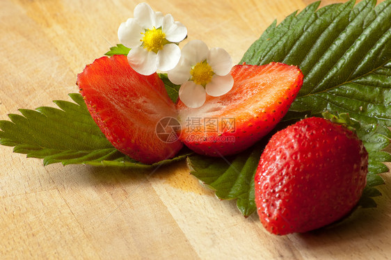 草莓切片在花叶上图片