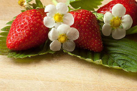 绿叶上的草莓分组图片