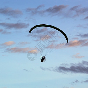 滑翔伞轮式闲暇风险活动运动跳伞天空荒野挑战自由空气图片