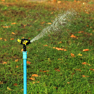 花园灌溉系统或浇水喷洒器环境院子技术工具喷雾器淋浴生长洒水器草地液体图片