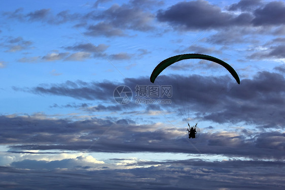 美丽的天空背景上的滑翔图的轮廓行动跳伞荒野风险冒险自由活动降落伞挑战闲暇图片