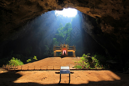 美丽的宫殿 与太阳光同在洞穴中宗教假期历史性池塘精神历史公园寺庙雕像建筑学图片