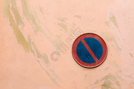 旧墙和标志牌水平黏土禁令标志风化石膏交通剥皮画幅路标图片