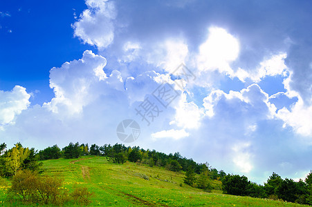 森林和山丘上空的奇妙云云天空爬坡土地阳光旅行顶峰季节薄雾森林环境场景图片