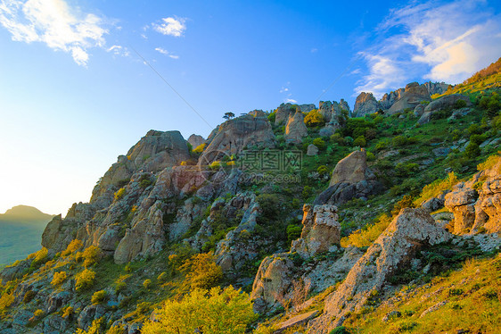 Demerdzhi山美丽的日落 乌克兰克里米亚土地薄雾天堂晴天森林环境岩石季节旅行顶峰图片
