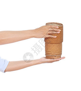 手握竹子大米盒食物工艺白色艺术手工编织文化材料木头厨房图片