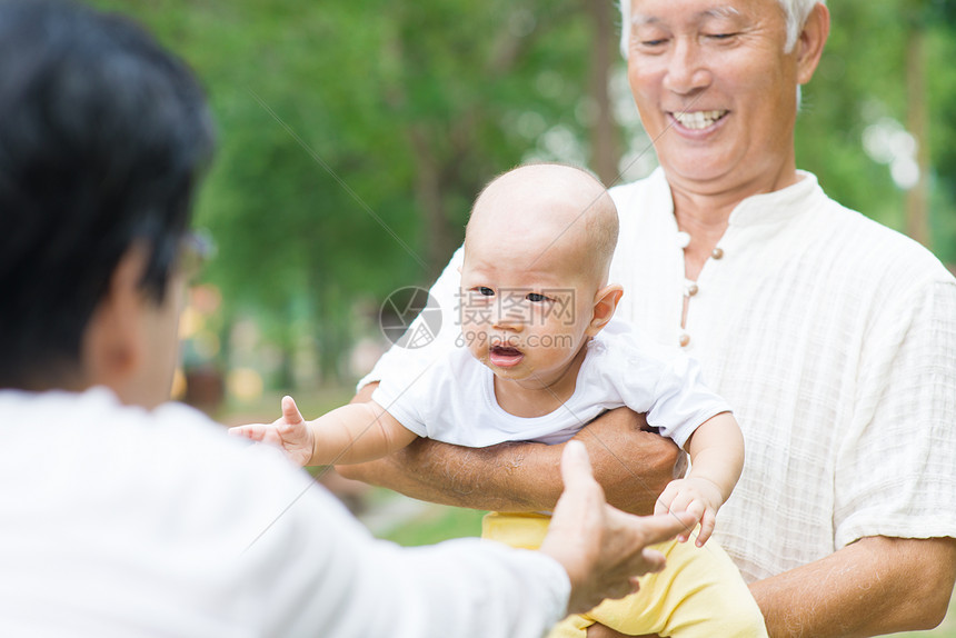 亚洲祖父母与孙子玩耍老年奶奶幸福女士男性友谊快乐孩子拥抱婴儿图片