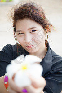 亚洲女性黑衬衫 穿着白花的衣物喜悦女士植物白色成人幸福生活微笑头发情感图片