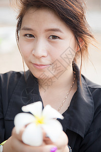 亚洲女性黑衬衫 穿着白花的衣物女孩植物喜悦情感头发女士生活微笑成人幸福图片