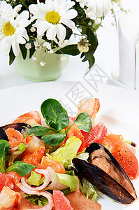 海鲜和鲑鱼的沙拉食物蔬菜草本植物叶子美食美味烹饪小吃鱼片食谱图片