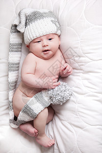 带帽子的婴儿是醒着的图片