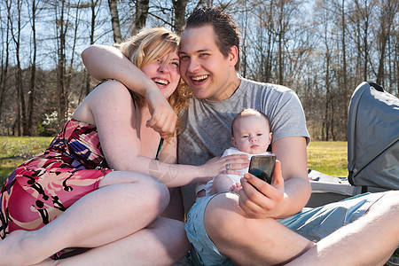 微笑的家庭正在取笑一个自拍图片