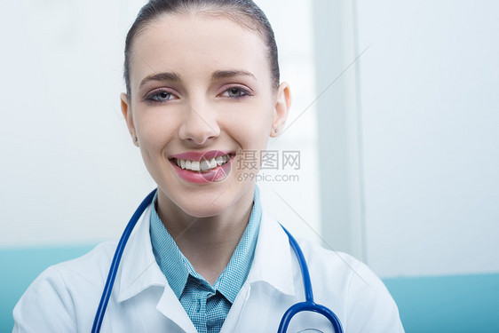 医生笑着微笑工作服医学保健磨砂膏女性女子医护人员医院诊所实验图片