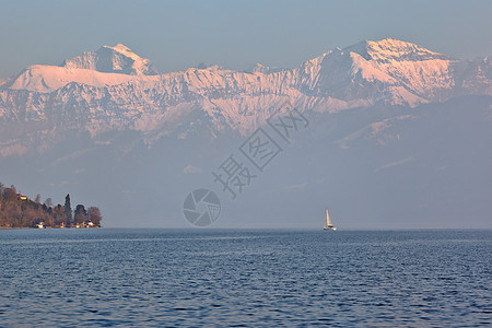 瑞士Thun湖上的帆船航行顶峰蓝色高地爬坡全景地区日落岩石闲暇图片