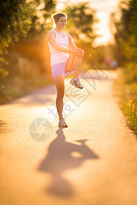 年轻女子在阳光明媚的夏日夜晚户外奔跑女性女士娱乐青年背景跑步草地公园寒冷慢跑图片