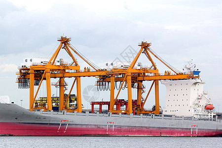 起重车和轮船船厂码头出口油船支撑进口起重机港口贸易加载图片