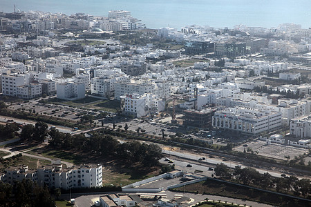 突尼斯空中观察天际尖顶卫星天线住宅景观蓝色建筑学天空房子背景图片