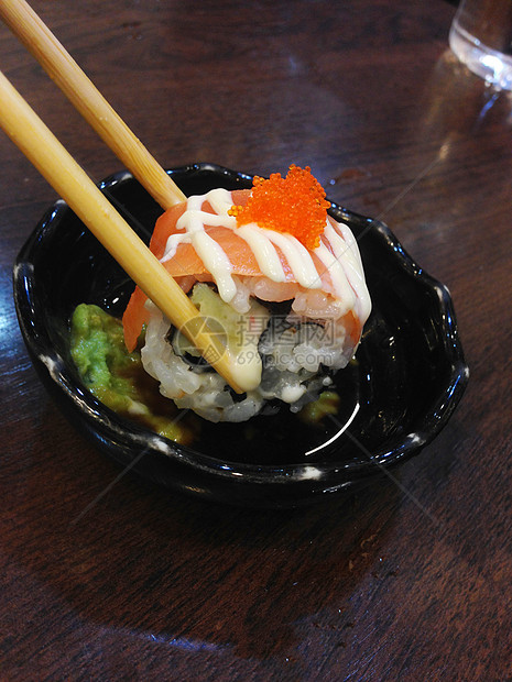用筷子捏鱼肉卷 酱汁和芥末图片