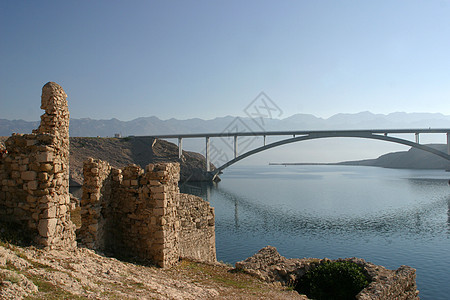 古老的废墟和海上桥梁图片