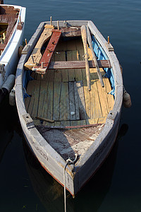 旧划船钓鱼支撑漂浮孤独木头太阳阳光血管池塘海洋图片