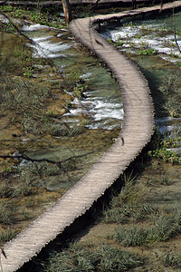 克罗地亚普利维茨湖泊国家公园的木环通道瀑布脚步溪流公园孤独森林人行道风景旅游车道图片