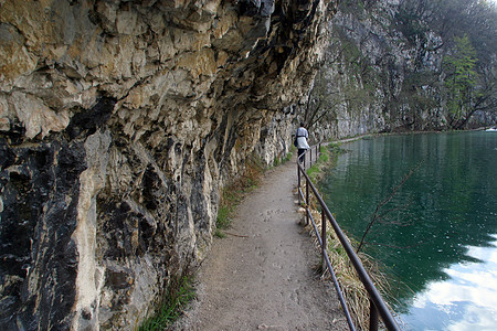 克罗地亚普利维茨湖国家公园的通道场景风景瀑布车道公园孤独脚步小路远足溪流图片