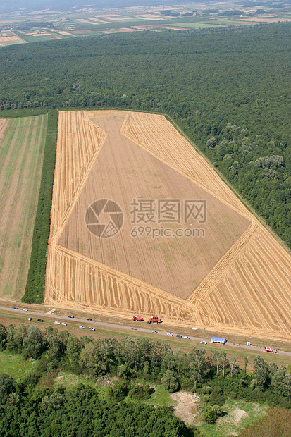 黄金小麦田工作场地面包风景谷物生产国家粮食耳朵玉米图片