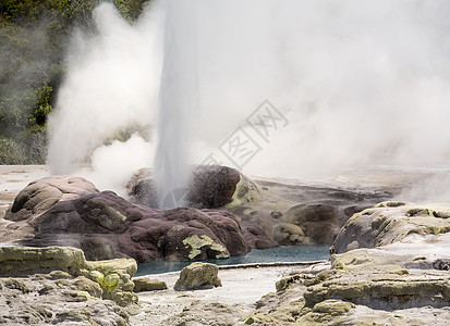 热凝热器区域旅游公园岩石火山发泄喷泉蒸汽地热风景图片