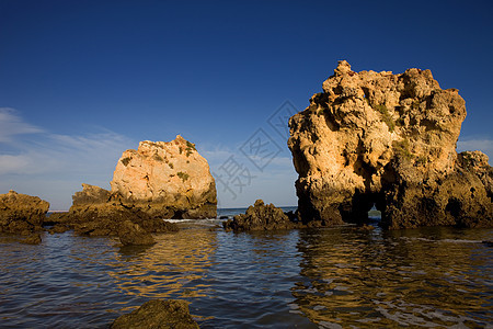 海滩沙滩水库海岸反射地标悬崖蓝色环境巨石风景砂岩图片