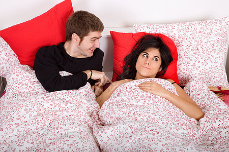 在床上的夫妇情人夫妻男生就寝时间女性女孩男朋友妻子男人图片