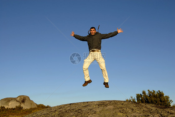 跳跃活动幸福空气活力自由男人假期喜悦乐趣天空图片