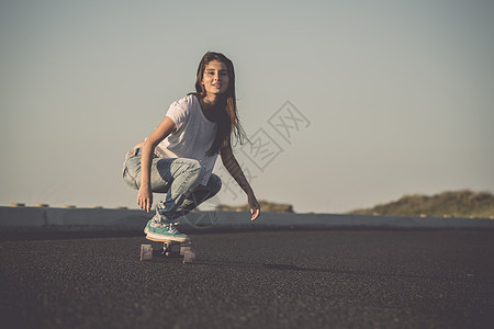 斯卡特女孩做道山海岸溜冰者街道青少年拉丁青年黑发滑冰闲暇滑板图片